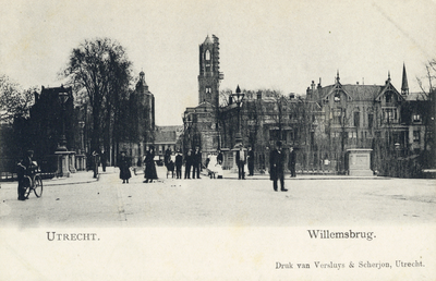 2944 Gezicht op de Willemsbrug over de Stadsbuitengracht te Utrecht met op de achtergrond de Mariaplaats en de toren ...